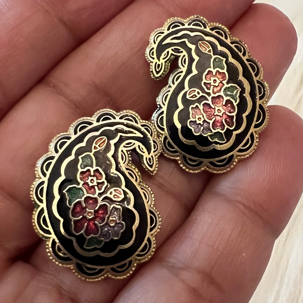 Elegant Vintage Cloisonné Black and Gold Paisley Floral Earrings - Picture 4 of 7
